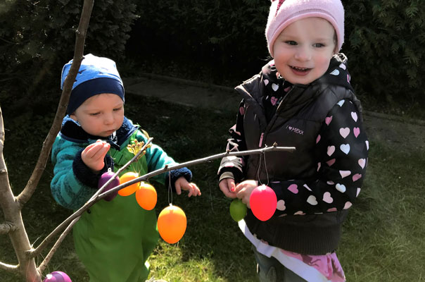 Eins, zwei, drei ... Tageskinder schmücken den Osteierbaum! TiQ! Kindertagespflege in Braunschweig Querum, Nicole Appel und Antje Storek – Kindertagespflege, Tagesmutter und Großtagespflege für Braunschweig Querum, Gliesmarode, Riddagshausen, Östliches Ringgebiet, Volkmarode, Bienrode, Waggum, Hondelage, Schuntersiedlung, Kralenriede, Dibbesdorf, Schwarzer Berg, Siegfriedviertel, Nordstadt und Schapen