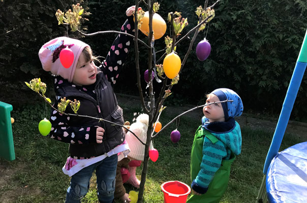 Eins, zwei, drei ... Tageskinder schmücken den Osteierbaum! TiQ! Kindertagespflege in Braunschweig Querum, Nicole Appel und Antje Storek – Kindertagespflege, Tagesmutter und Großtagespflege für Braunschweig Querum, Gliesmarode, Riddagshausen, Östliches Ringgebiet, Volkmarode, Bienrode, Waggum, Hondelage, Schuntersiedlung, Kralenriede, Dibbesdorf, Schwarzer Berg, Siegfriedviertel, Nordstadt und Schapen