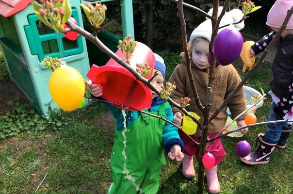 Eins, zwei, drei ... Tageskinder schmücken den Osteierbaum! TiQ! Kindertagespflege in Braunschweig Querum, Nicole Appel und Antje Storek – Kindertagespflege, Tagesmutter und Großtagespflege für Braunschweig Querum, Gliesmarode, Riddagshausen, Östliches Ringgebiet, Volkmarode, Bienrode, Waggum, Hondelage, Schuntersiedlung, Kralenriede, Dibbesdorf, Schwarzer Berg, Siegfriedviertel, Nordstadt und Schapen