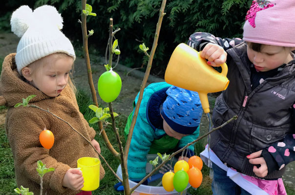 Eins, zwei, drei ... Tageskinder schmücken den Osteierbaum! TiQ! Kindertagespflege in Braunschweig Querum, Nicole Appel und Antje Storek – Kindertagespflege, Tagesmutter und Großtagespflege für Braunschweig Querum, Gliesmarode, Riddagshausen, Östliches Ringgebiet, Volkmarode, Bienrode, Waggum, Hondelage, Schuntersiedlung, Kralenriede, Dibbesdorf, Schwarzer Berg, Siegfriedviertel, Nordstadt und Schapen