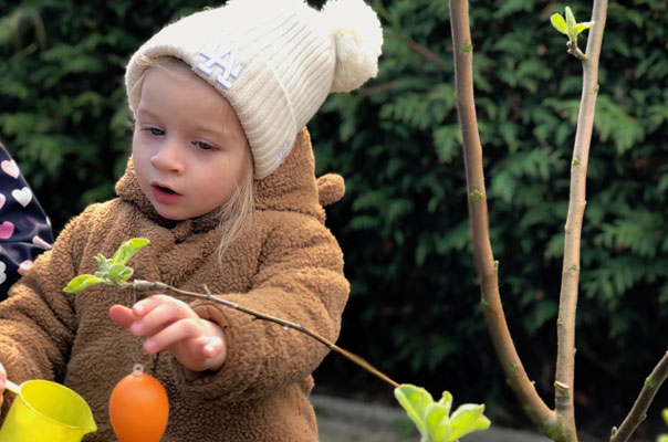 Eins, zwei, drei ... Tageskinder schmücken den Osteierbaum! TiQ! Kindertagespflege in Braunschweig Querum, Nicole Appel und Antje Storek – Kindertagespflege, Tagesmutter und Großtagespflege für Braunschweig Querum, Gliesmarode, Riddagshausen, Östliches Ringgebiet, Volkmarode, Bienrode, Waggum, Hondelage, Schuntersiedlung, Kralenriede, Dibbesdorf, Schwarzer Berg, Siegfriedviertel, Nordstadt und Schapen