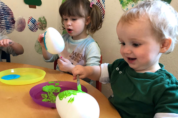 Ganz bald: Frohe Ostern! Tageskinder bemalen Ostereier. TiQ! Kindertagespflege in Braunschweig Querum, Nicole Appel und Antje Storek – Kindertagespflege, Tagesmutter und Großtagespflege für Braunschweig Querum, Gliesmarode, Riddagshausen, Östliches Ringgebiet, Volkmarode, Bienrode, Waggum, Hondelage, Schuntersiedlung, Kralenriede, Dibbesdorf, Schwarzer Berg, Siegfriedviertel, Nordstadt und Schapen