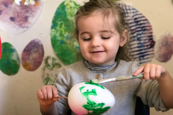 Ganz bald: Frohe Ostern! Tageskinder bemalen Ostereier. TiQ! Kindertagespflege in Braunschweig Querum, Nicole Appel und Antje Storek – Kindertagespflege, Tagesmutter und Großtagespflege für Braunschweig Querum, Gliesmarode, Riddagshausen, Östliches Ringgebiet, Volkmarode, Bienrode, Waggum, Hondelage, Schuntersiedlung, Kralenriede, Dibbesdorf, Schwarzer Berg, Siegfriedviertel, Nordstadt und Schapen