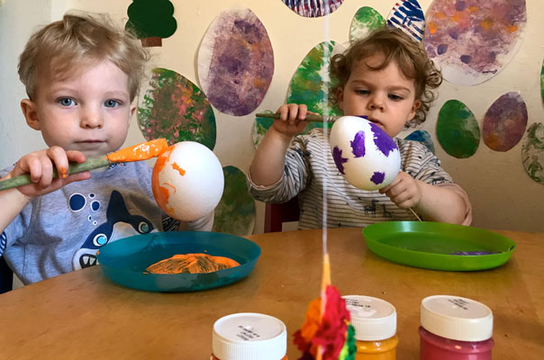 Ganz bald: Frohe Ostern! Tageskinder bemalen Ostereier. TiQ! Kindertagespflege in Braunschweig Querum, Nicole Appel und Antje Storek – Kindertagespflege, Tagesmutter und Großtagespflege für Braunschweig Querum, Gliesmarode, Riddagshausen, Östliches Ringgebiet, Volkmarode, Bienrode, Waggum, Hondelage, Schuntersiedlung, Kralenriede, Dibbesdorf, Schwarzer Berg, Siegfriedviertel, Nordstadt und Schapen