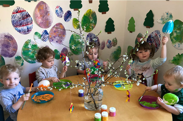 Ganz bald: Frohe Ostern! Tageskinder bemalen Ostereier. TiQ! Kindertagespflege in Braunschweig Querum, Nicole Appel und Antje Storek – Kindertagespflege, Tagesmutter und Großtagespflege für Braunschweig Querum, Gliesmarode, Riddagshausen, Östliches Ringgebiet, Volkmarode, Bienrode, Waggum, Hondelage, Schuntersiedlung, Kralenriede, Dibbesdorf, Schwarzer Berg, Siegfriedviertel, Nordstadt und Schapen