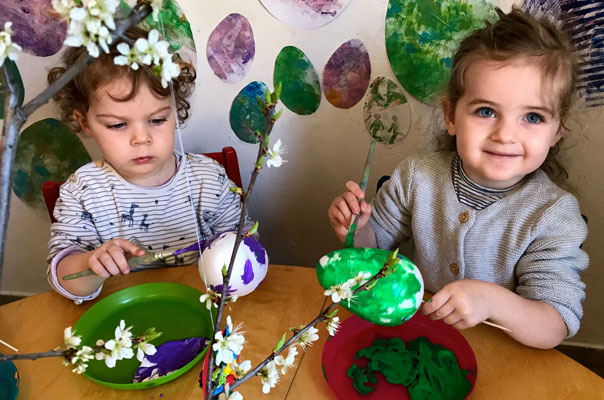 Ganz bald: Frohe Ostern! Tageskinder bemalen Ostereier. TiQ! Kindertagespflege in Braunschweig Querum, Nicole Appel und Antje Storek – Kindertagespflege, Tagesmutter und Großtagespflege für Braunschweig Querum, Gliesmarode, Riddagshausen, Östliches Ringgebiet, Volkmarode, Bienrode, Waggum, Hondelage, Schuntersiedlung, Kralenriede, Dibbesdorf, Schwarzer Berg, Siegfriedviertel, Nordstadt und Schapen