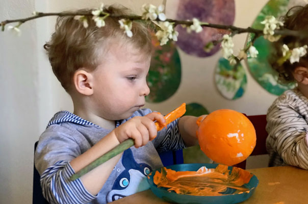 Ganz bald: Frohe Ostern! Tageskinder bemalen Ostereier. TiQ! Kindertagespflege in Braunschweig Querum, Nicole Appel und Antje Storek – Kindertagespflege, Tagesmutter und Großtagespflege für Braunschweig Querum, Gliesmarode, Riddagshausen, Östliches Ringgebiet, Volkmarode, Bienrode, Waggum, Hondelage, Schuntersiedlung, Kralenriede, Dibbesdorf, Schwarzer Berg, Siegfriedviertel, Nordstadt und Schapen