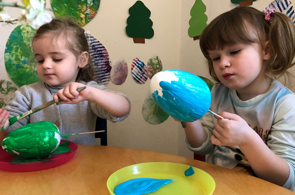 Ganz bald: Frohe Ostern! Tageskinder bemalen Ostereier. TiQ! Kindertagespflege in Braunschweig Querum, Nicole Appel und Antje Storek – Kindertagespflege, Tagesmutter und Großtagespflege für Braunschweig Querum, Gliesmarode, Riddagshausen, Östliches Ringgebiet, Volkmarode, Bienrode, Waggum, Hondelage, Schuntersiedlung, Kralenriede, Dibbesdorf, Schwarzer Berg, Siegfriedviertel, Nordstadt und Schapen