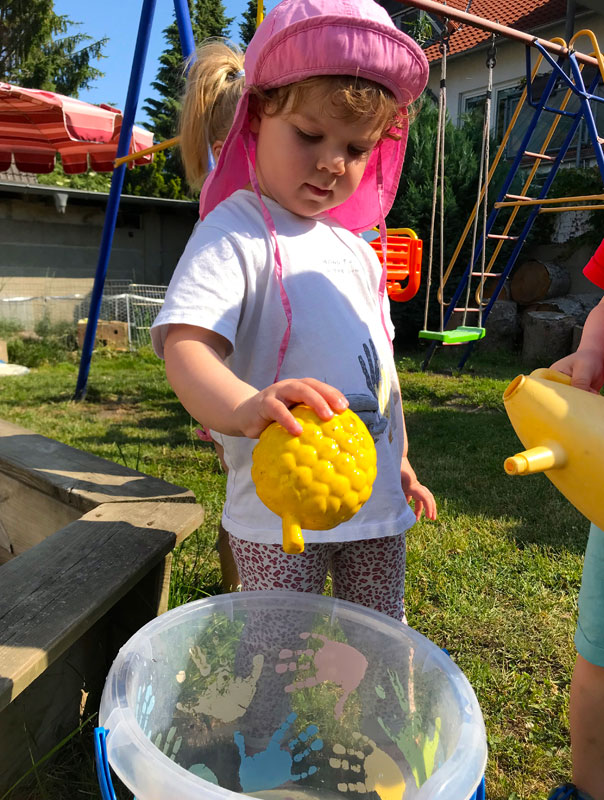 Hallo Sommer! Tageskinder matschepampen mit Wasser und Sand. TiQ! Kindertagespflege in Braunschweig Querum, Nicole Appel und Antje Storek – Kindertagespflege, Tagesmutter und Großtagespflege für Braunschweig Querum, Gliesmarode, Riddagshausen, Östliches Ringgebiet, Volkmarode, Bienrode, Waggum, Hondelage, Schuntersiedlung, Kralenriede, Dibbesdorf, Schwarzer Berg, Siegfriedviertel, Nordstadt und Schapen