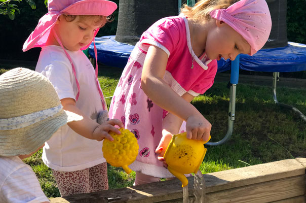 Hallo Sommer! Tageskinder matschepampen mit Wasser und Sand. TiQ! Kindertagespflege in Braunschweig Querum, Nicole Appel und Antje Storek – Kindertagespflege, Tagesmutter und Großtagespflege für Braunschweig Querum, Gliesmarode, Riddagshausen, Östliches Ringgebiet, Volkmarode, Bienrode, Waggum, Hondelage, Schuntersiedlung, Kralenriede, Dibbesdorf, Schwarzer Berg, Siegfriedviertel, Nordstadt und Schapen