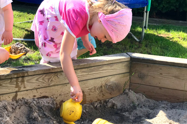 Hallo Sommer! Tageskinder matschepampen mit Wasser und Sand. TiQ! Kindertagespflege in Braunschweig Querum, Nicole Appel und Antje Storek – Kindertagespflege, Tagesmutter und Großtagespflege für Braunschweig Querum, Gliesmarode, Riddagshausen, Östliches Ringgebiet, Volkmarode, Bienrode, Waggum, Hondelage, Schuntersiedlung, Kralenriede, Dibbesdorf, Schwarzer Berg, Siegfriedviertel, Nordstadt und Schapen