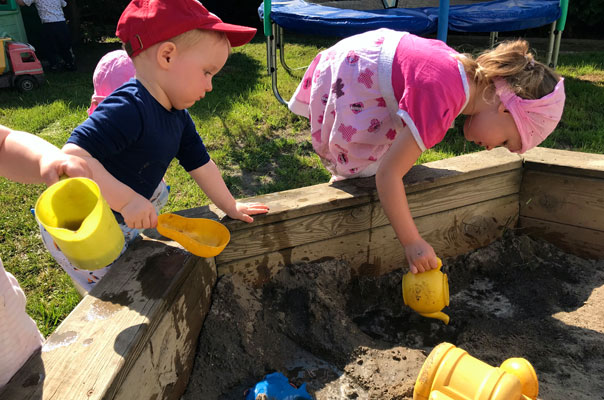 Hallo Sommer! Tageskinder matschepampen mit Wasser und Sand. TiQ! Kindertagespflege in Braunschweig Querum, Nicole Appel und Antje Storek – Kindertagespflege, Tagesmutter und Großtagespflege für Braunschweig Querum, Gliesmarode, Riddagshausen, Östliches Ringgebiet, Volkmarode, Bienrode, Waggum, Hondelage, Schuntersiedlung, Kralenriede, Dibbesdorf, Schwarzer Berg, Siegfriedviertel, Nordstadt und Schapen