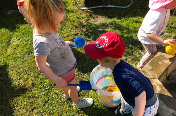 Hallo Sommer! Tageskinder matschepampen mit Wasser und Sand. TiQ! Kindertagespflege in Braunschweig Querum, Nicole Appel und Antje Storek – Kindertagespflege, Tagesmutter und Großtagespflege für Braunschweig Querum, Gliesmarode, Riddagshausen, Östliches Ringgebiet, Volkmarode, Bienrode, Waggum, Hondelage, Schuntersiedlung, Kralenriede, Dibbesdorf, Schwarzer Berg, Siegfriedviertel, Nordstadt und Schapen