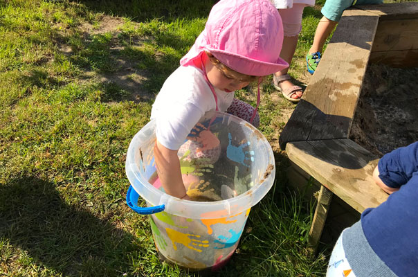 Hallo Sommer! Tageskinder matschepampen mit Wasser und Sand. TiQ! Kindertagespflege in Braunschweig Querum, Nicole Appel und Antje Storek – Kindertagespflege, Tagesmutter und Großtagespflege für Braunschweig Querum, Gliesmarode, Riddagshausen, Östliches Ringgebiet, Volkmarode, Bienrode, Waggum, Hondelage, Schuntersiedlung, Kralenriede, Dibbesdorf, Schwarzer Berg, Siegfriedviertel, Nordstadt und Schapen