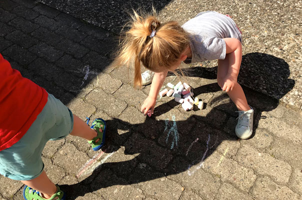 Hallo Sommer! Tageskinder matschepampen mit Wasser und Sand. TiQ! Kindertagespflege in Braunschweig Querum, Nicole Appel und Antje Storek – Kindertagespflege, Tagesmutter und Großtagespflege für Braunschweig Querum, Gliesmarode, Riddagshausen, Östliches Ringgebiet, Volkmarode, Bienrode, Waggum, Hondelage, Schuntersiedlung, Kralenriede, Dibbesdorf, Schwarzer Berg, Siegfriedviertel, Nordstadt und Schapen