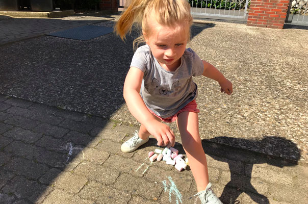 Hallo Sommer! Tageskinder matschepampen mit Wasser und Sand. TiQ! Kindertagespflege in Braunschweig Querum, Nicole Appel und Antje Storek – Kindertagespflege, Tagesmutter und Großtagespflege für Braunschweig Querum, Gliesmarode, Riddagshausen, Östliches Ringgebiet, Volkmarode, Bienrode, Waggum, Hondelage, Schuntersiedlung, Kralenriede, Dibbesdorf, Schwarzer Berg, Siegfriedviertel, Nordstadt und Schapen