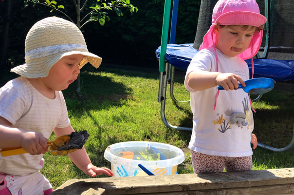 Hallo Sommer! Tageskinder matschepampen mit Wasser und Sand. TiQ! Kindertagespflege in Braunschweig Querum, Nicole Appel und Antje Storek – Kindertagespflege, Tagesmutter und Großtagespflege für Braunschweig Querum, Gliesmarode, Riddagshausen, Östliches Ringgebiet, Volkmarode, Bienrode, Waggum, Hondelage, Schuntersiedlung, Kralenriede, Dibbesdorf, Schwarzer Berg, Siegfriedviertel, Nordstadt und Schapen