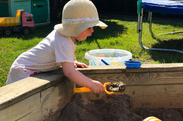 Hallo Sommer! Tageskinder matschepampen mit Wasser und Sand. TiQ! Kindertagespflege in Braunschweig Querum, Nicole Appel und Antje Storek – Kindertagespflege, Tagesmutter und Großtagespflege für Braunschweig Querum, Gliesmarode, Riddagshausen, Östliches Ringgebiet, Volkmarode, Bienrode, Waggum, Hondelage, Schuntersiedlung, Kralenriede, Dibbesdorf, Schwarzer Berg, Siegfriedviertel, Nordstadt und Schapen