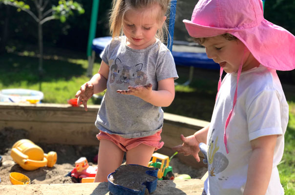 Hallo Sommer! Tageskinder matschepampen mit Wasser und Sand. TiQ! Kindertagespflege in Braunschweig Querum, Nicole Appel und Antje Storek – Kindertagespflege, Tagesmutter und Großtagespflege für Braunschweig Querum, Gliesmarode, Riddagshausen, Östliches Ringgebiet, Volkmarode, Bienrode, Waggum, Hondelage, Schuntersiedlung, Kralenriede, Dibbesdorf, Schwarzer Berg, Siegfriedviertel, Nordstadt und Schapen