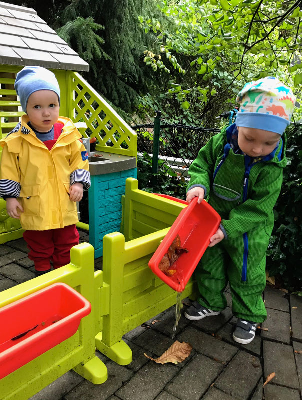 Wir sind jetzt TiG! Tageskinder am ersten Tag in der neuen Tagespflege. TiG! Kindertagespflege in Braunschweig Gliesmarode, Nicole Appel und Antje Storek – Kindertagespflege, Tagesmutter und Großtagespflege für Braunschweig Gliesmarode, Querum, Riddagshausen, Östliches Ringgebiet, Volkmarode, Bienrode, Waggum, Hondelage, Schuntersiedlung, Kralenriede, Dibbesdorf, Schwarzer Berg, Siegfriedviertel, Nordstadt und Schapen