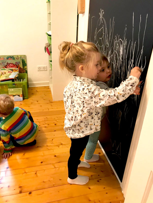 Wir sind jetzt TiG! Tageskinder am ersten Tag in der neuen Tagespflege. TiG! Kindertagespflege in Braunschweig Gliesmarode, Nicole Appel und Antje Storek – Kindertagespflege, Tagesmutter und Großtagespflege für Braunschweig Gliesmarode, Querum, Riddagshausen, Östliches Ringgebiet, Volkmarode, Bienrode, Waggum, Hondelage, Schuntersiedlung, Kralenriede, Dibbesdorf, Schwarzer Berg, Siegfriedviertel, Nordstadt und Schapen