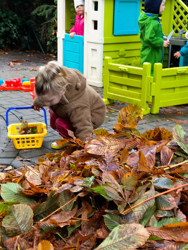 Auf dem Zauberweg. Tageskinder sammeln Blätter. TiG! Kindertagespflege in Braunschweig Gliesmarode, Nicole Appel und Antje Storek – Kindertagespflege, Tagesmutter und Großtagespflege für Braunschweig Gliesmarode, Querum, Riddagshausen, Östliches Ringgebiet, Volkmarode, Bienrode, Waggum, Hondelage, Schuntersiedlung, Kralenriede, Dibbesdorf, Schwarzer Berg, Siegfriedviertel, Nordstadt und Schapen