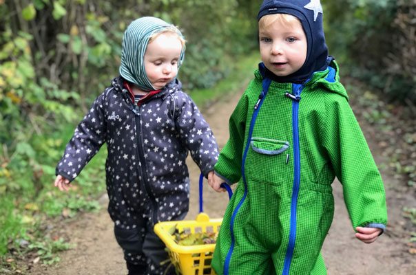 Auf dem Zauberweg. Tageskinder sammeln Blätter. TiG! Kindertagespflege in Braunschweig Gliesmarode, Nicole Appel und Antje Storek – Kindertagespflege, Tagesmutter und Großtagespflege für Braunschweig Gliesmarode, Querum, Riddagshausen, Östliches Ringgebiet, Volkmarode, Bienrode, Waggum, Hondelage, Schuntersiedlung, Kralenriede, Dibbesdorf, Schwarzer Berg, Siegfriedviertel, Nordstadt und Schapen