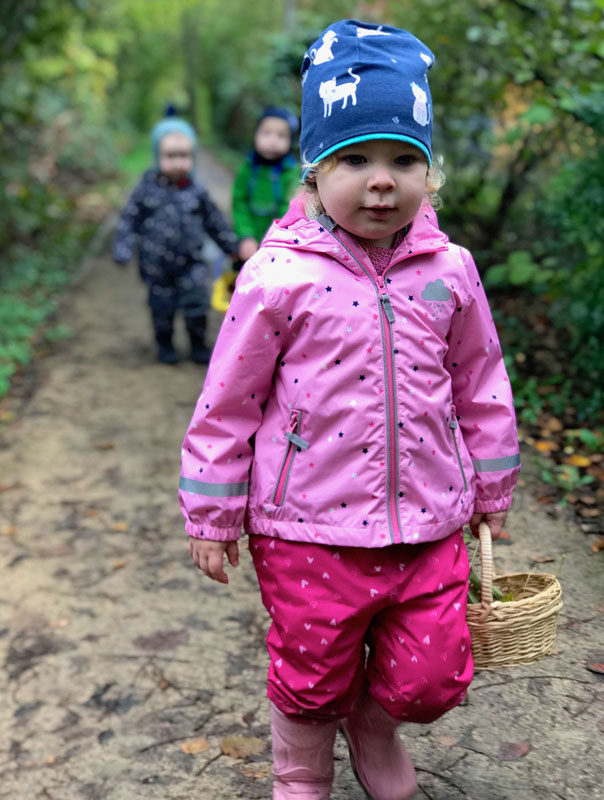 Auf dem Zauberweg. Tageskinder sammeln Blätter. TiG! Kindertagespflege in Braunschweig Gliesmarode, Nicole Appel und Antje Storek – Kindertagespflege, Tagesmutter und Großtagespflege für Braunschweig Gliesmarode, Querum, Riddagshausen, Östliches Ringgebiet, Volkmarode, Bienrode, Waggum, Hondelage, Schuntersiedlung, Kralenriede, Dibbesdorf, Schwarzer Berg, Siegfriedviertel, Nordstadt und Schapen