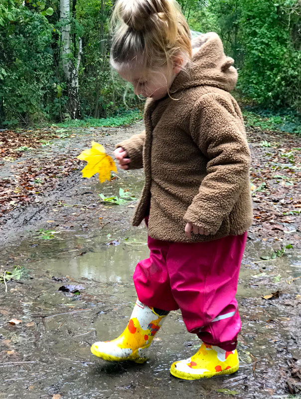 Auf dem Zauberweg. Tageskinder sammeln Blätter. TiG! Kindertagespflege in Braunschweig Gliesmarode, Nicole Appel und Antje Storek – Kindertagespflege, Tagesmutter und Großtagespflege für Braunschweig Gliesmarode, Querum, Riddagshausen, Östliches Ringgebiet, Volkmarode, Bienrode, Waggum, Hondelage, Schuntersiedlung, Kralenriede, Dibbesdorf, Schwarzer Berg, Siegfriedviertel, Nordstadt und Schapen