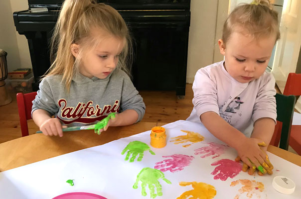 Hand in Hand! Tageskinder kreieren Handabdrücke. TiG! Kindertagespflege in Braunschweig Gliesmarode, Nicole Appel und Antje Storek – Kindertagespflege, Tagesmutter und Großtagespflege für Braunschweig Gliesmarode, Querum, Riddagshausen, Östliches Ringgebiet, Volkmarode, Bienrode, Waggum, Hondelage, Schuntersiedlung, Kralenriede, Dibbesdorf, Schwarzer Berg, Siegfriedviertel, Nordstadt und Schapen