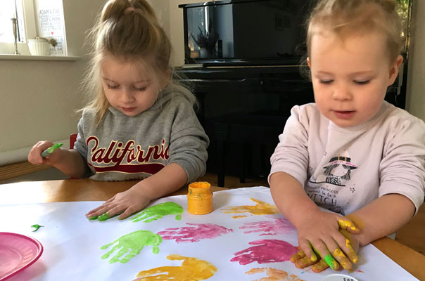 Hand in Hand! Tageskinder kreieren Handabdrücke. TiG! Kindertagespflege in Braunschweig Gliesmarode, Nicole Appel und Antje Storek – Kindertagespflege, Tagesmutter und Großtagespflege für Braunschweig Gliesmarode, Querum, Riddagshausen, Östliches Ringgebiet, Volkmarode, Bienrode, Waggum, Hondelage, Schuntersiedlung, Kralenriede, Dibbesdorf, Schwarzer Berg, Siegfriedviertel, Nordstadt und Schapen