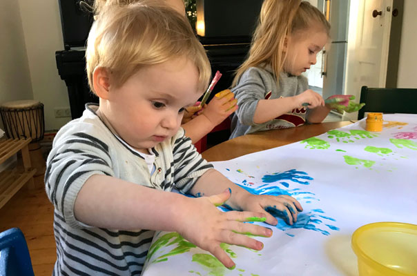 Hand in Hand! Tageskinder kreieren Handabdrücke. TiG! Kindertagespflege in Braunschweig Gliesmarode, Nicole Appel und Antje Storek – Kindertagespflege, Tagesmutter und Großtagespflege für Braunschweig Gliesmarode, Querum, Riddagshausen, Östliches Ringgebiet, Volkmarode, Bienrode, Waggum, Hondelage, Schuntersiedlung, Kralenriede, Dibbesdorf, Schwarzer Berg, Siegfriedviertel, Nordstadt und Schapen