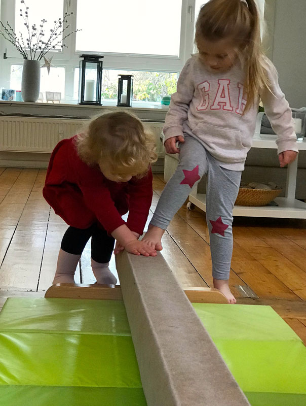 Turntag bei TiG! Tageskinder balancieren auf dem Schwebebalken. TiG! Kindertagespflege in Braunschweig Gliesmarode, Nicole Appel und Antje Storek – Kindertagespflege, Tagesmutter und Großtagespflege für Braunschweig Gliesmarode, Querum, Riddagshausen, Östliches Ringgebiet, Volkmarode, Bienrode, Waggum, Hondelage, Schuntersiedlung, Kralenriede, Dibbesdorf, Schwarzer Berg, Siegfriedviertel, Nordstadt und Schapen