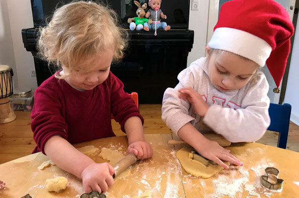 Fröhliche Weihnachten! Tageskinder backen Kekse und wünschen fröhliche Weihnachten. TiG! Kindertagespflege in Braunschweig Gliesmarode, Nicole Appel und Antje Storek – Kindertagespflege, Tagesmutter und Großtagespflege für Braunschweig Gliesmarode, Querum, Riddagshausen, Östliches Ringgebiet, Volkmarode, Bienrode, Waggum, Hondelage, Schuntersiedlung, Kralenriede, Dibbesdorf, Schwarzer Berg, Siegfriedviertel, Nordstadt und Schapen