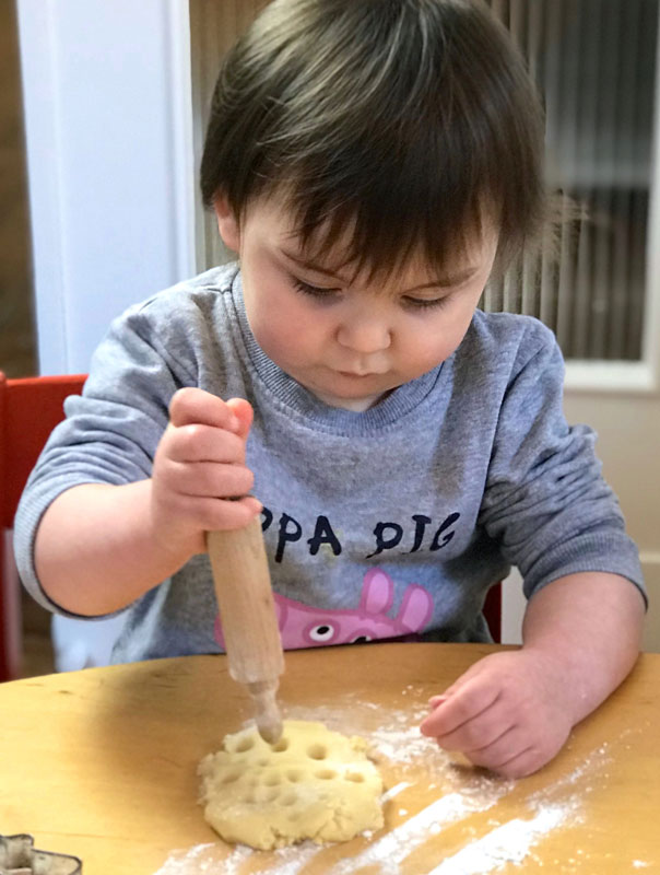 Fröhliche Weihnachten! Tageskinder backen Kekse und wünschen fröhliche Weihnachten. TiG! Kindertagespflege in Braunschweig Gliesmarode, Nicole Appel und Antje Storek – Kindertagespflege, Tagesmutter und Großtagespflege für Braunschweig Gliesmarode, Querum, Riddagshausen, Östliches Ringgebiet, Volkmarode, Bienrode, Waggum, Hondelage, Schuntersiedlung, Kralenriede, Dibbesdorf, Schwarzer Berg, Siegfriedviertel, Nordstadt und Schapen