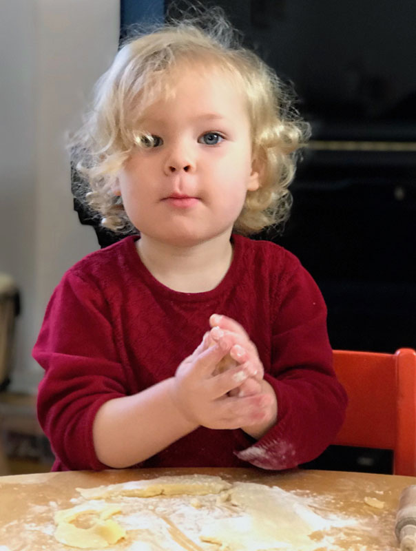 Fröhliche Weihnachten! Tageskinder backen Kekse und wünschen fröhliche Weihnachten. TiG! Kindertagespflege in Braunschweig Gliesmarode, Nicole Appel und Antje Storek – Kindertagespflege, Tagesmutter und Großtagespflege für Braunschweig Gliesmarode, Querum, Riddagshausen, Östliches Ringgebiet, Volkmarode, Bienrode, Waggum, Hondelage, Schuntersiedlung, Kralenriede, Dibbesdorf, Schwarzer Berg, Siegfriedviertel, Nordstadt und Schapen