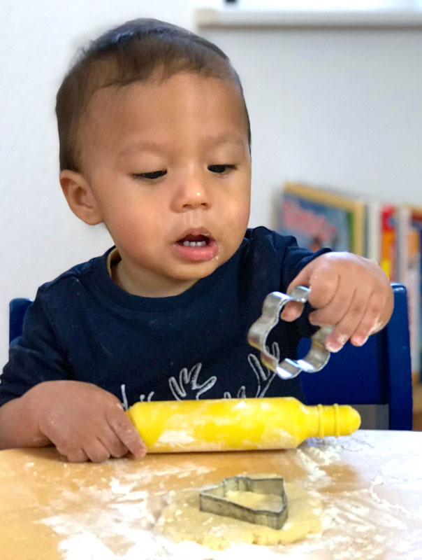 Fröhliche Weihnachten! Tageskinder backen Kekse und wünschen fröhliche Weihnachten. TiG! Kindertagespflege in Braunschweig Gliesmarode, Nicole Appel und Antje Storek – Kindertagespflege, Tagesmutter und Großtagespflege für Braunschweig Gliesmarode, Querum, Riddagshausen, Östliches Ringgebiet, Volkmarode, Bienrode, Waggum, Hondelage, Schuntersiedlung, Kralenriede, Dibbesdorf, Schwarzer Berg, Siegfriedviertel, Nordstadt und Schapen