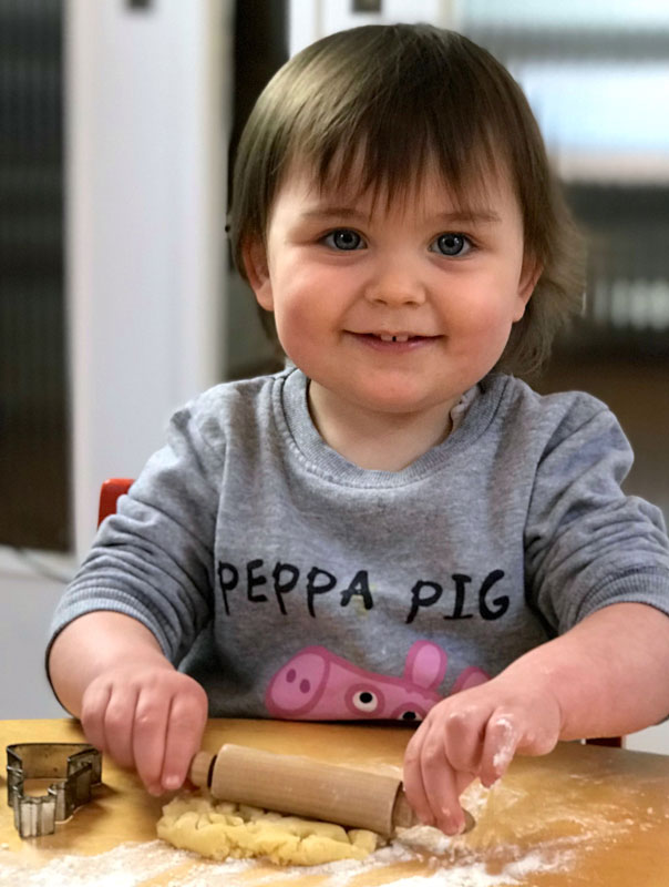 Fröhliche Weihnachten! Tageskinder backen Kekse und wünschen fröhliche Weihnachten. TiG! Kindertagespflege in Braunschweig Gliesmarode, Nicole Appel und Antje Storek – Kindertagespflege, Tagesmutter und Großtagespflege für Braunschweig Gliesmarode, Querum, Riddagshausen, Östliches Ringgebiet, Volkmarode, Bienrode, Waggum, Hondelage, Schuntersiedlung, Kralenriede, Dibbesdorf, Schwarzer Berg, Siegfriedviertel, Nordstadt und Schapen