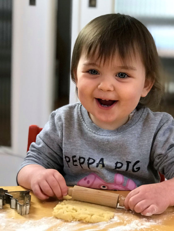 Fröhliche Weihnachten! Tageskinder backen Kekse und wünschen fröhliche Weihnachten. TiG! Kindertagespflege in Braunschweig Gliesmarode, Nicole Appel und Antje Storek – Kindertagespflege, Tagesmutter und Großtagespflege für Braunschweig Gliesmarode, Querum, Riddagshausen, Östliches Ringgebiet, Volkmarode, Bienrode, Waggum, Hondelage, Schuntersiedlung, Kralenriede, Dibbesdorf, Schwarzer Berg, Siegfriedviertel, Nordstadt und Schapen