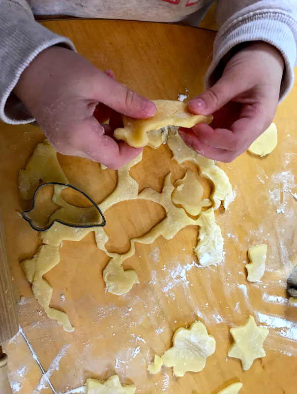 Fröhliche Weihnachten! Tageskinder backen Kekse und wünschen fröhliche Weihnachten. TiG! Kindertagespflege in Braunschweig Gliesmarode, Nicole Appel und Antje Storek – Kindertagespflege, Tagesmutter und Großtagespflege für Braunschweig Gliesmarode, Querum, Riddagshausen, Östliches Ringgebiet, Volkmarode, Bienrode, Waggum, Hondelage, Schuntersiedlung, Kralenriede, Dibbesdorf, Schwarzer Berg, Siegfriedviertel, Nordstadt und Schapen