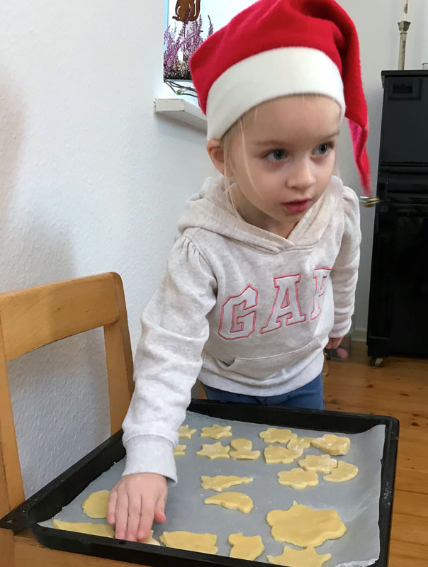 Fröhliche Weihnachten! Tageskinder backen Kekse und wünschen fröhliche Weihnachten. TiG! Kindertagespflege in Braunschweig Gliesmarode, Nicole Appel und Antje Storek – Kindertagespflege, Tagesmutter und Großtagespflege für Braunschweig Gliesmarode, Querum, Riddagshausen, Östliches Ringgebiet, Volkmarode, Bienrode, Waggum, Hondelage, Schuntersiedlung, Kralenriede, Dibbesdorf, Schwarzer Berg, Siegfriedviertel, Nordstadt und Schapen