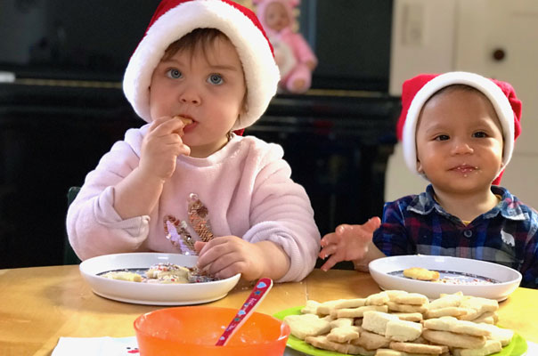 Fröhliche Weihnachten! Tageskinder backen Kekse und wünschen fröhliche Weihnachten. TiG! Kindertagespflege in Braunschweig Gliesmarode, Nicole Appel und Antje Storek – Kindertagespflege, Tagesmutter und Großtagespflege für Braunschweig Gliesmarode, Querum, Riddagshausen, Östliches Ringgebiet, Volkmarode, Bienrode, Waggum, Hondelage, Schuntersiedlung, Kralenriede, Dibbesdorf, Schwarzer Berg, Siegfriedviertel, Nordstadt und Schapen