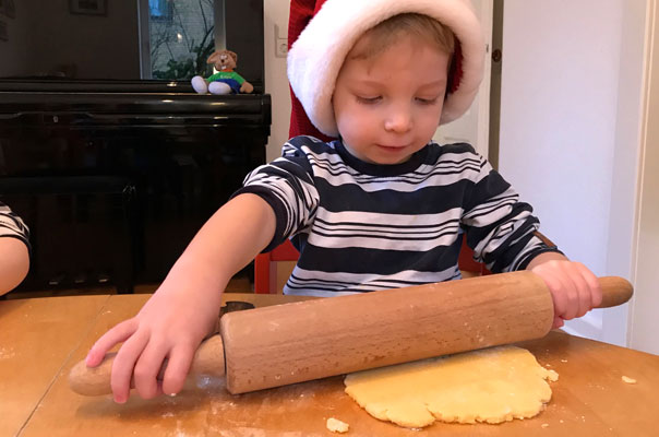 Fröhliche Weihnachten! Tageskinder backen Kekse und wünschen fröhliche Weihnachten. TiG! Kindertagespflege in Braunschweig Gliesmarode, Nicole Appel und Antje Storek – Kindertagespflege, Tagesmutter und Großtagespflege für Braunschweig Gliesmarode, Querum, Riddagshausen, Östliches Ringgebiet, Volkmarode, Bienrode, Waggum, Hondelage, Schuntersiedlung, Kralenriede, Dibbesdorf, Schwarzer Berg, Siegfriedviertel, Nordstadt und Schapen