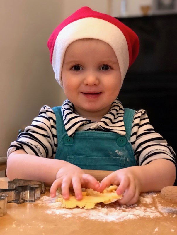 Fröhliche Weihnachten! Tageskinder backen Kekse und wünschen fröhliche Weihnachten. TiG! Kindertagespflege in Braunschweig Gliesmarode, Nicole Appel und Antje Storek – Kindertagespflege, Tagesmutter und Großtagespflege für Braunschweig Gliesmarode, Querum, Riddagshausen, Östliches Ringgebiet, Volkmarode, Bienrode, Waggum, Hondelage, Schuntersiedlung, Kralenriede, Dibbesdorf, Schwarzer Berg, Siegfriedviertel, Nordstadt und Schapen