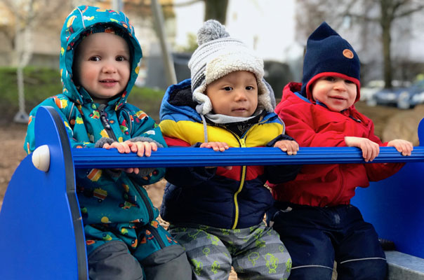 Platz da, wir spielen! Tageskinder spielen auf dem Spielplatz. TiG! Kindertagespflege in Braunschweig Gliesmarode, Nicole Appel und Antje Storek – Kindertagespflege, Tagesmutter und Großtagespflege für Braunschweig Gliesmarode, Querum, Riddagshausen, Östliches Ringgebiet, Volkmarode, Bienrode, Waggum, Hondelage, Schuntersiedlung, Kralenriede, Dibbesdorf, Schwarzer Berg, Siegfriedviertel, Nordstadt und Schapen