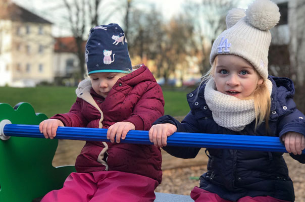 Platz da, wir spielen! Tageskinder spielen auf dem Spielplatz. TiG! Kindertagespflege in Braunschweig Gliesmarode, Nicole Appel und Antje Storek – Kindertagespflege, Tagesmutter und Großtagespflege für Braunschweig Gliesmarode, Querum, Riddagshausen, Östliches Ringgebiet, Volkmarode, Bienrode, Waggum, Hondelage, Schuntersiedlung, Kralenriede, Dibbesdorf, Schwarzer Berg, Siegfriedviertel, Nordstadt und Schapen