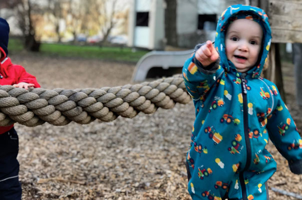 Platz da, wir spielen! Tageskinder spielen auf dem Spielplatz. TiG! Kindertagespflege in Braunschweig Gliesmarode, Nicole Appel und Antje Storek – Kindertagespflege, Tagesmutter und Großtagespflege für Braunschweig Gliesmarode, Querum, Riddagshausen, Östliches Ringgebiet, Volkmarode, Bienrode, Waggum, Hondelage, Schuntersiedlung, Kralenriede, Dibbesdorf, Schwarzer Berg, Siegfriedviertel, Nordstadt und Schapen