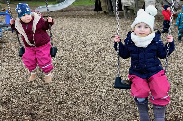 Platz da, wir spielen! Tageskinder spielen auf dem Spielplatz. TiG! Kindertagespflege in Braunschweig Gliesmarode, Nicole Appel und Antje Storek – Kindertagespflege, Tagesmutter und Großtagespflege für Braunschweig Gliesmarode, Querum, Riddagshausen, Östliches Ringgebiet, Volkmarode, Bienrode, Waggum, Hondelage, Schuntersiedlung, Kralenriede, Dibbesdorf, Schwarzer Berg, Siegfriedviertel, Nordstadt und Schapen