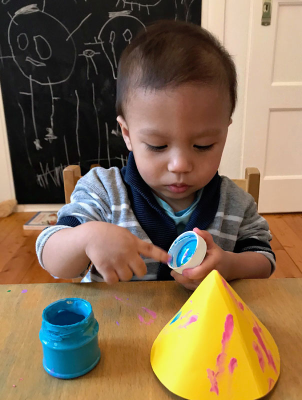 Hallo Helau! Tageskinder basteln Faschingshütchen. TiG! Kindertagespflege in Braunschweig Gliesmarode, Nicole Appel und Antje Storek – Kindertagespflege, Tagesmutter und Großtagespflege für Braunschweig Gliesmarode, Querum, Riddagshausen, Östliches Ringgebiet, Volkmarode, Bienrode, Waggum, Hondelage, Schuntersiedlung, Kralenriede, Dibbesdorf, Schwarzer Berg, Siegfriedviertel, Nordstadt und Schapen