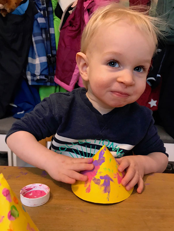 Hallo Helau! Tageskinder basteln Faschingshütchen. TiG! Kindertagespflege in Braunschweig Gliesmarode, Nicole Appel und Antje Storek – Kindertagespflege, Tagesmutter und Großtagespflege für Braunschweig Gliesmarode, Querum, Riddagshausen, Östliches Ringgebiet, Volkmarode, Bienrode, Waggum, Hondelage, Schuntersiedlung, Kralenriede, Dibbesdorf, Schwarzer Berg, Siegfriedviertel, Nordstadt und Schapen